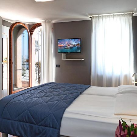 גארדה Albergo All'Ancora מראה חיצוני תמונה